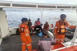 Tim SAR Evakuasi 6 Pemancing yang Terombang-ambing di Perairan Gili Rengit